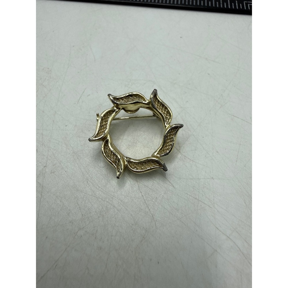 Gerrys Vintage Gold Tone Wreath Brooch Textured Leaf Circle Pin